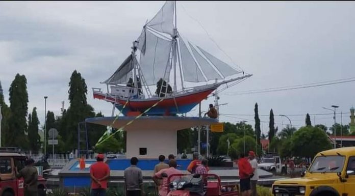 Pinisi Kembali Tegak Setelah Diterpa Angin Kencang
