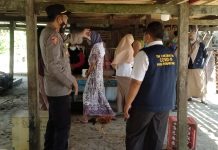 Kapolsek Sinjai Timur Dampingi Tim Vaksinator PKM Panaikang Vaksinasi Secara Door Too Door