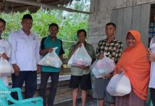 Kadin Konawe Berbagi Paket Sembako di Andabia Konawe