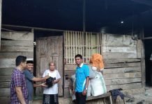 Alumni SMP Negeri 1 Bikeru, Sinjai Selatan Bagikan Paket Parcel Kepada Warga
