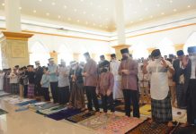 Ketua DPRD Bersama Bupati Sinjai Salat Idul Fitri di Masjid Islamic Center