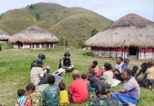 Warga Pedalaman Papua Senang Diajarkan Satgas 412 Kostrad Perbaiki Lampu Panel Surya