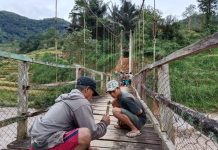 Hindari Korban, Masyarakat Terasa Perbaiki Jembatan Penghubung Antar Desa