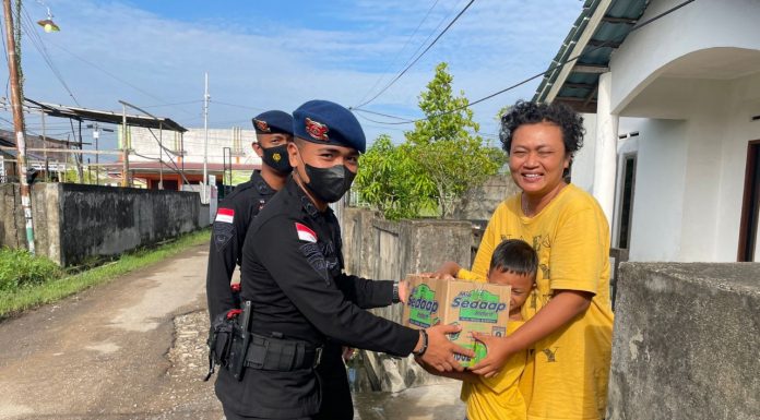 Personel Brimob Polda Kalbar Kembali Berbagi Kepada Masyarakat Yang Kurang Mampu Di Kota Pontianak