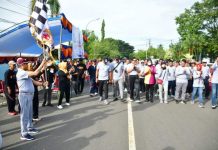 Sekda Lepas Peserta Gerak Jalan Sehat “Hardiknas”