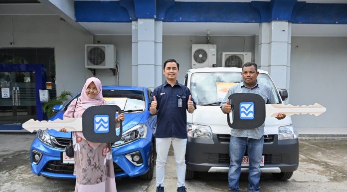 Pinca BRI Sinjai Serahkan 2 Unit Mobil Pemenang Simpedes