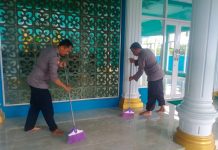 Personil Polsek Sinjai Timur Lakukan Bakti Sosial Dalam Rangka Sambut HUT Bhayangkara Ke-76