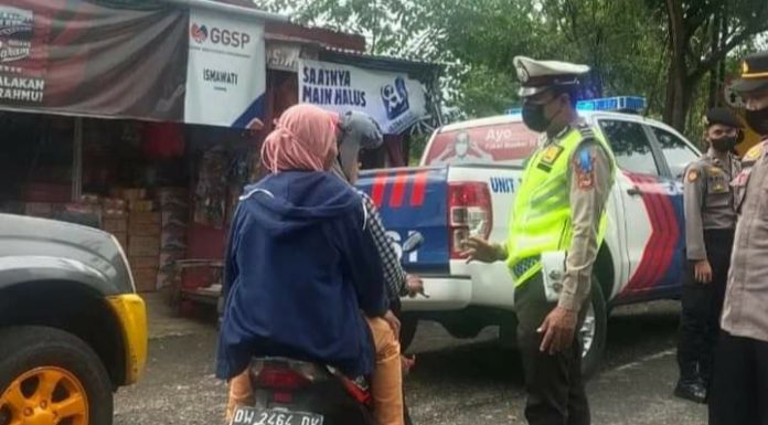 Hari Ketiga Ops Patuh, Personel Sat Lantas Polres Sinjai Beri Teguran dan Edukasi Kepada Pelanggar
