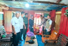 Kunjungi Warga Kurang Mampu Diwilayah Tugasnya, Kapolsek Sinjai Tengah Berikan Bantuan