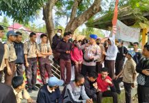 Personil Polres Sinjai Memantau Jalannya Aksi Demonstrasi Yang Dilakukan Siswa SMAN 5