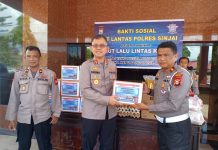 Sambut HUT Lalu Lintas Ke-67, Polres Sinjai Berbagi Kepada Warga Kurang Mampu