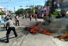 Usai Aksi Demonstrasi, Polisi Bersihkan Sisa Pembakaran Ban