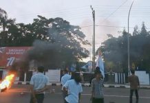 Bupati Tak Hadir di Pelantikan, HIPPMAS Menggelar Demonstrasi Depan Rujab