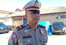 Polisi di Sinjai Warning Pelajar Berkendara…!!! Parkir di Badan Jalan Bagaimana?