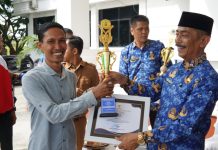 Pemerintah Desa Saukang Menerima Piagam Penghargaan Terbaik II dari Pemerintah Daerah