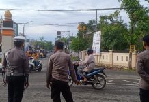 Kapolres Sinjai Turunkan Personel Bagian Satuan Fungsi Membantu Sat Lantas Mengatur Lalin di Pagi Hari