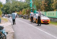 Polsek Sinjai Tengah Kawal dan Atur Lalu Lintas Pemakaman Warga