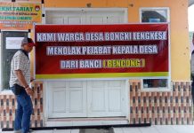 Tolak Pjs Kades, Warga Bongki Lengkese Segel Kantor Desa