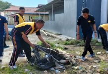 Jum’at Bersih, Personel Polres Sinjai Korvei Sekitar Mako Usai Apel Pagi