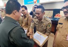Sekda Sinjai Menerima Bantuan DSP Penanganan Darurat Bencana Hidrometereologi Dari Kepala BNPB