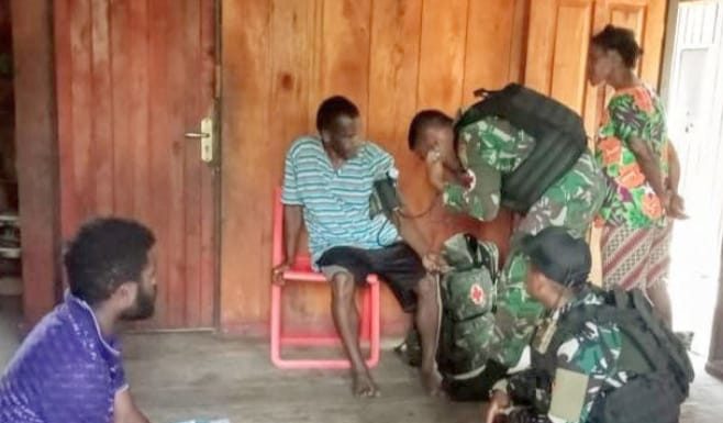 Tak Ingin Warga Sakit, Satgas YR 142/KJ Beri Layanan Kesehatan Ke Rumah-Rumah