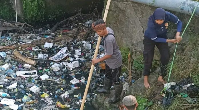 Kolaborasi Karang Taruna-Relawan Bersihkan Sampah di Kanal Kota Sinjai