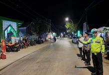 Beri Rasa Aman Kepada Jamaah, Kapolres Sinjai Sebar Personelnya Amankan Sholat Tarawih