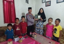 Wakili Kapolres Sinjai, Kapolsek Bulupoddo Berikan Bantuan Al Qur’an di TPA Istiqamah