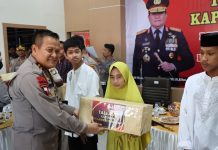 Peduli Sesama, Kapolda Sulsel Beri Bingkisan ke Anak Yatim di Sinjai