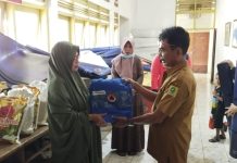 BPBD Serahkan Bantuan Kepada Warga Terdampak Banjir dan Longsor di Sinjai