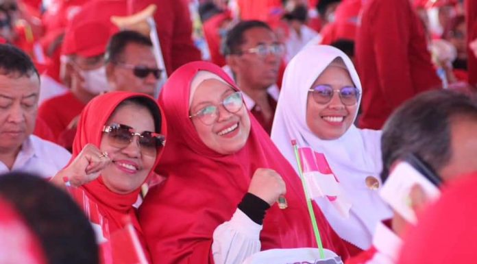 Pimpinan dan Anggota DPRD Bulukumba Ikuti Kegiatan Penyerahan 10 Juta Bendera di Tanjung Bira