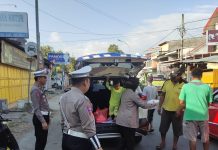 Sat lantas Polres Sinjai Berbagi Nasi Kotak dan Beri Himbauan Ke Pengguna Jalan