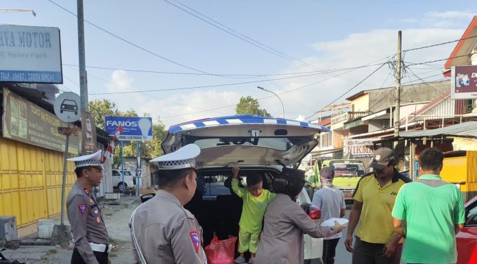 Sat lantas Polres Sinjai Berbagi Nasi Kotak dan Beri Himbauan Ke Pengguna Jalan