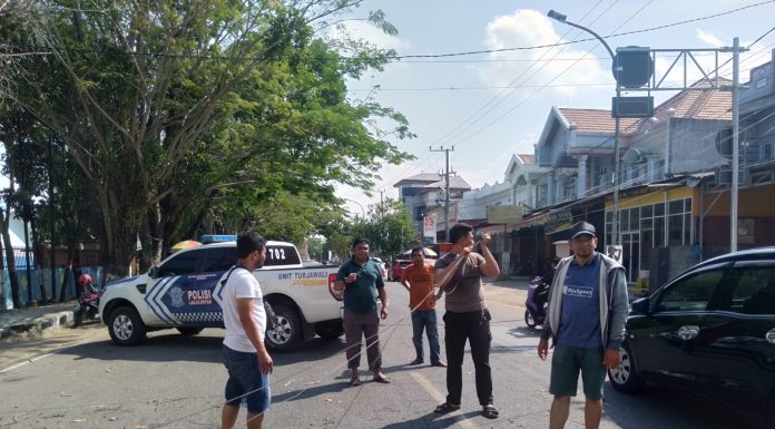 Tim Reaksi Cepat BPBD Kabupaten Sinjai Evakuasi Pohon Tumbang Yang Hambat Arus Lalu Lintas