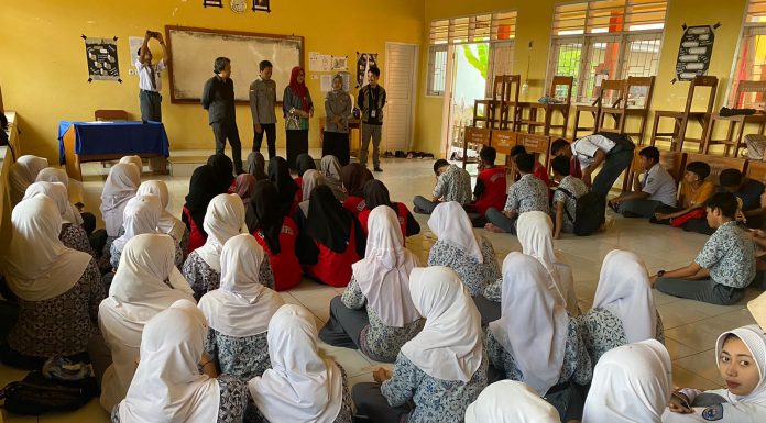 Datangi SMAN 10, Panwascam Sinjai Timur Sosialisasi Pengawasan Partisipatif