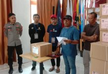 Polisi Kawal Penyortiran dan Lipat Surat Suara di KPU Sinjai