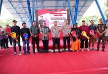 Kunker di Kabupaten Sinjai, Kapolda Sulsel Berikan Bansos Untuk Keluarga Kurang Mampu