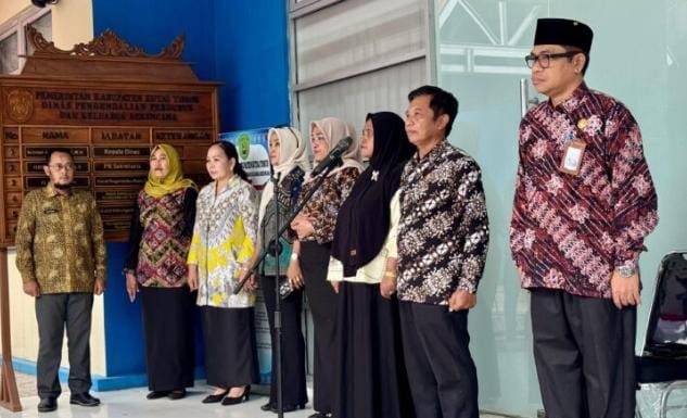 Asisten Administrasi Umum Seskab Kutim Pimpin Apel Pagi di DPPKB, Tekankan Pentingnya Integritas ASN