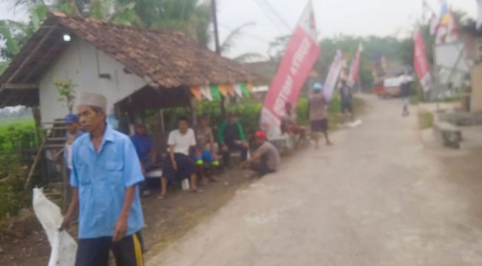 Pemuda dan Masyarakat Kampung Bueuk Lebak Gotong Royong Peringati Isra Mi’raj
