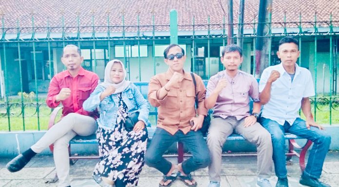Forum Wartawan Solid Lebak Bagikan Ta’jil untuk “Pejuang Senja” di Rangkasbitung