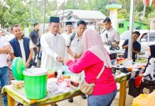 Mentan Andi Amran Sulaiman Borong Takjil dan Bagikan Gratis di Kampung Halaman Bone