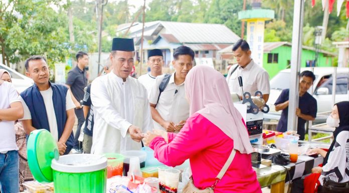 Mentan Andi Amran Sulaiman Borong Takjil dan Bagikan Gratis di Kampung Halaman Bone