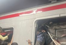 Kecelakaan KA di Stasiun Bekasi Timur: KRL Diseruduk KA Jarak Jauh Setelah Temperan dengan Mobil, Gerbong Hancur