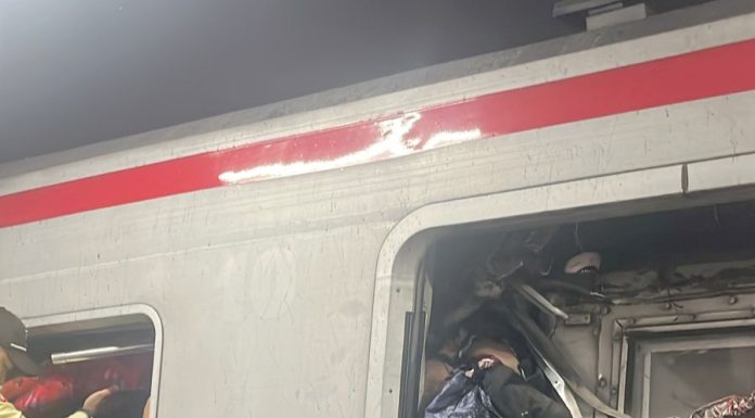 Kecelakaan KA di Stasiun Bekasi Timur: KRL Diseruduk KA Jarak Jauh Setelah Temperan dengan Mobil, Gerbong Hancur