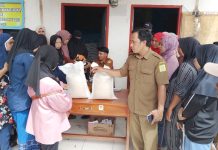 Sentuhan Kemanusiaan Pemdes Turungan Baji, Lansia Diprioritaskan dalam Penyaluran Bantuan Pangan