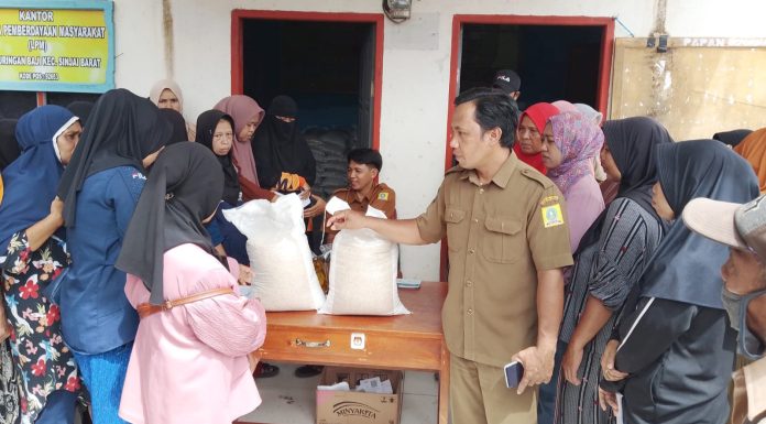 Sentuhan Kemanusiaan Pemdes Turungan Baji, Lansia Diprioritaskan dalam Penyaluran Bantuan Pangan