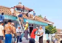 Warga Kampung Talun Lebak Bongkar Mushola Lama Secara Gotong Royong, Akan Bangun yang Lebih Layak