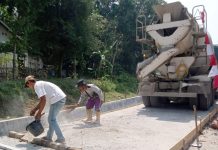 Warga Bojong Menteng Bergotong Royong Perbaiki Jalan
