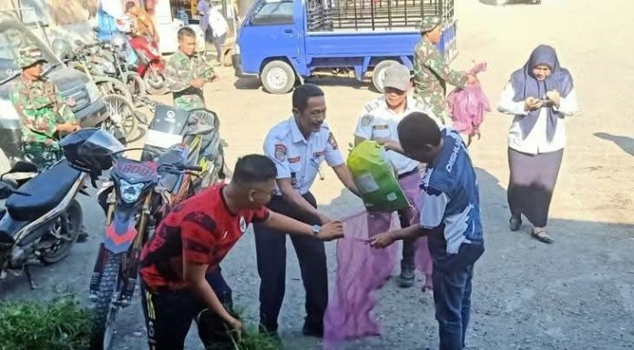 Peringati HUT TNI, Dishub Sinjai Perkuat Sinergi Lewat Aksi Bersih Pasar