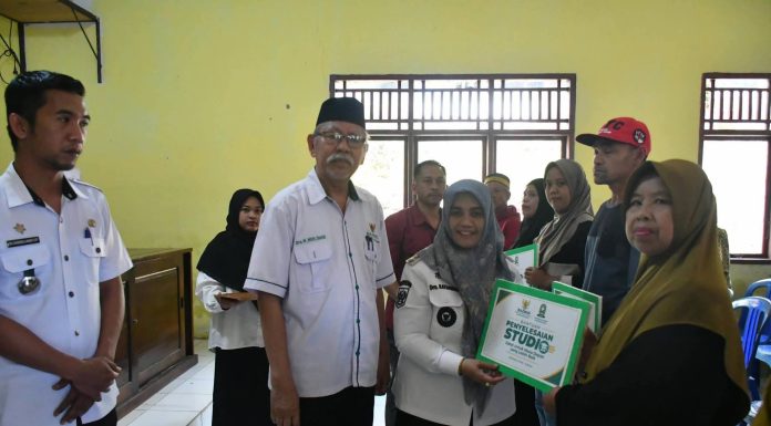 Bupati Sinjai Salurkan Bibit Porang dan Bantuan Pemberdayaan